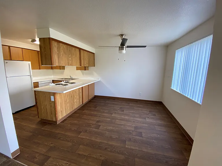Willow Creek Apartments — Photo 23