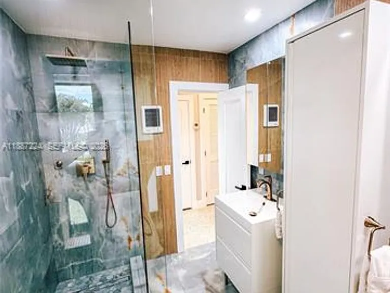 425 NE 103rd St — Photo 35