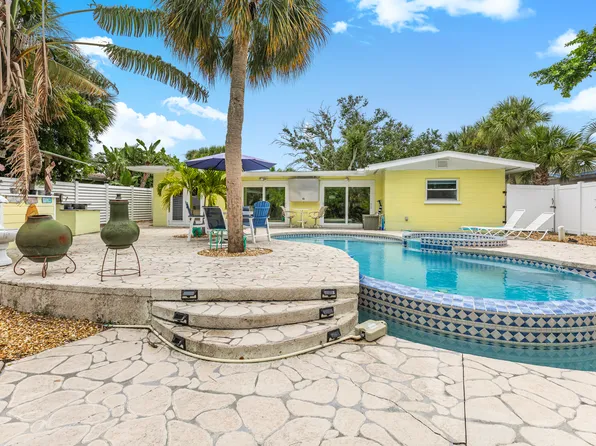 349 Avenida Madera, Sarasota, FL 34242