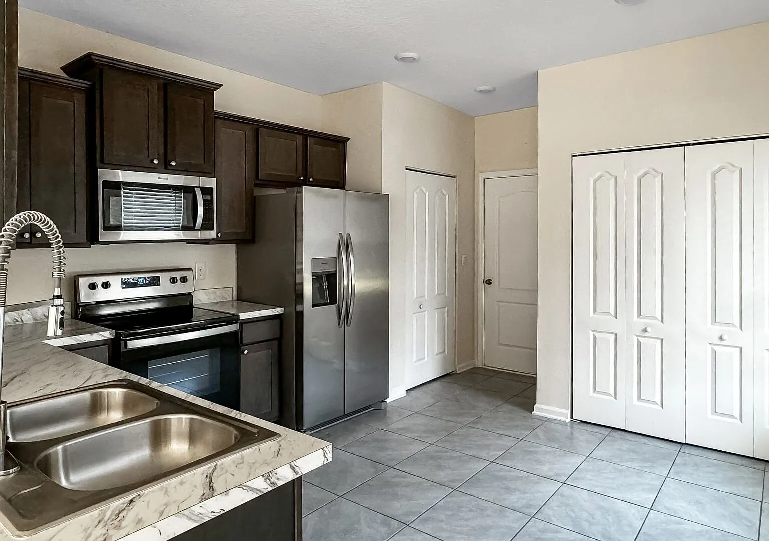 Pet-Friendly Corner Unit with Attached Garage & Smart Home Features — Photo 2