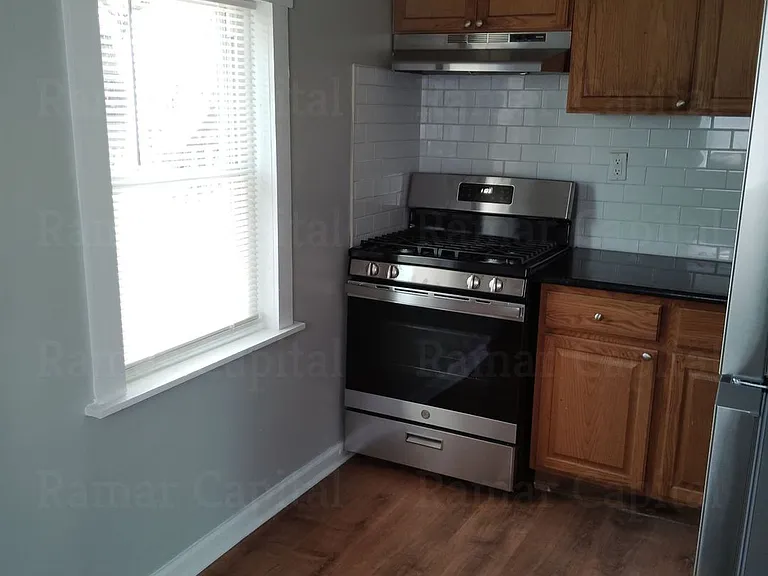 609 Henry St — Photo 4