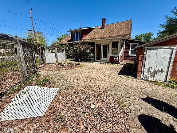 5th image of 172 Sparta Ave