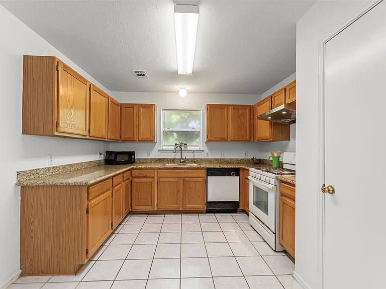 8252 Golf Green Cir — Photo 9