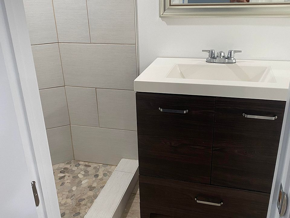 2nd image of 854 W Washington St #2