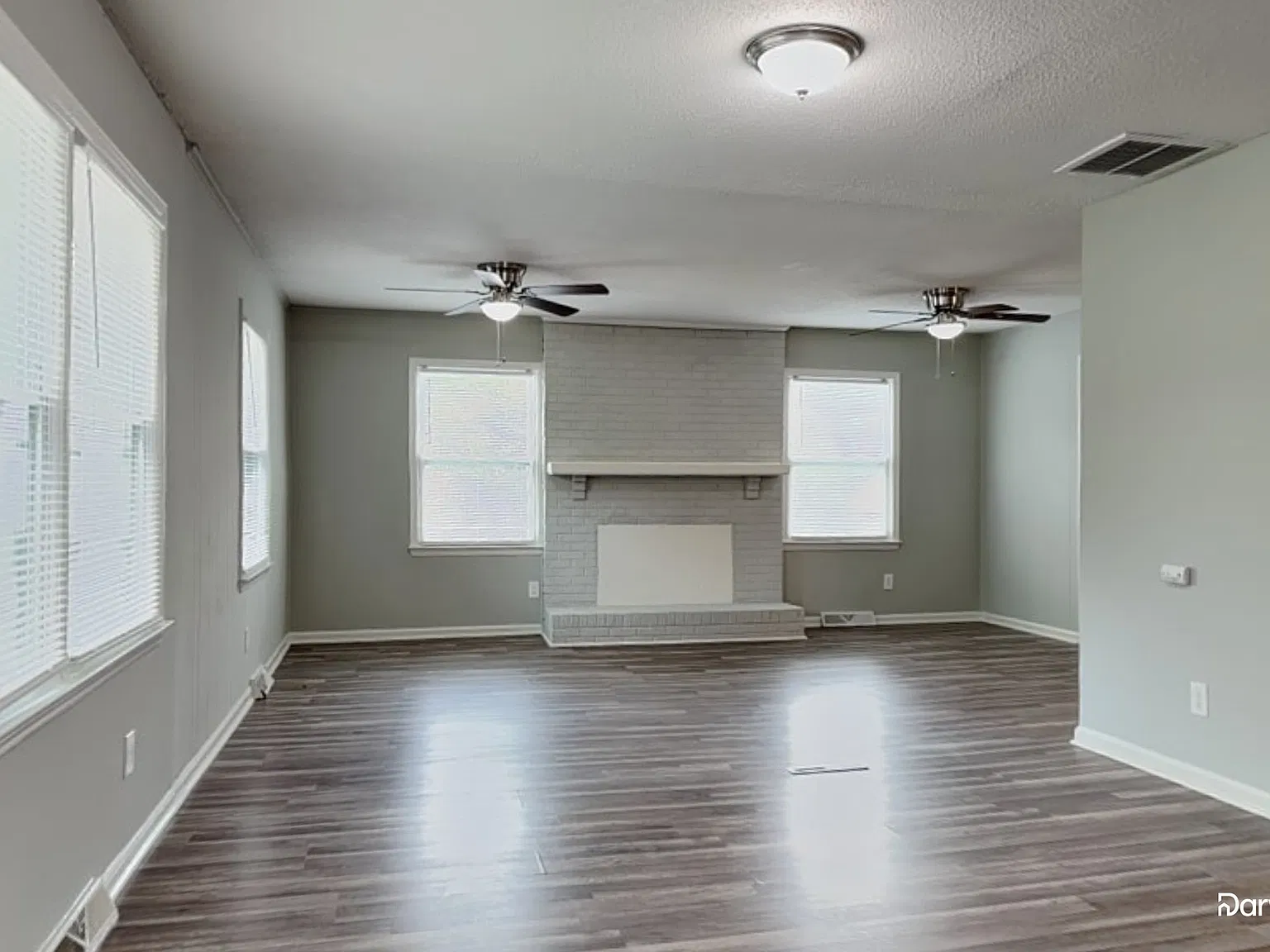 3 bed, 2.0 bath, 1327 sqft, $1,705 — Photo 3