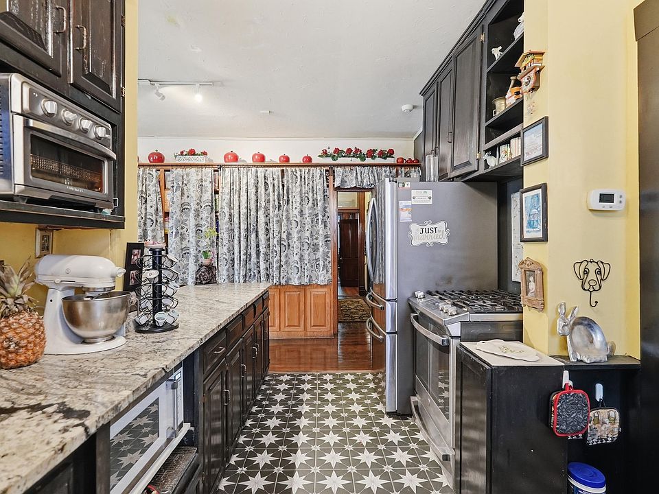 34th image of 1823 S Broadway St