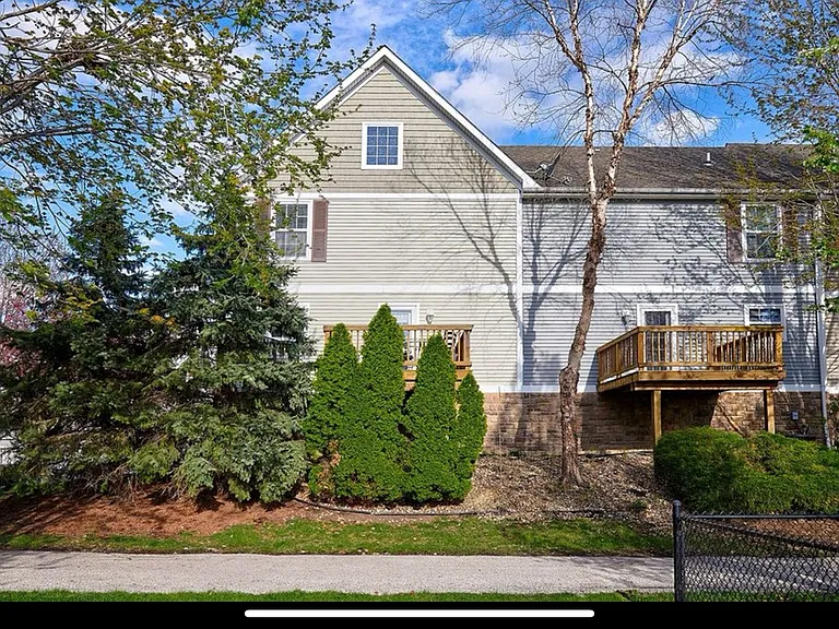 330 NE Olivewood — Photo 2