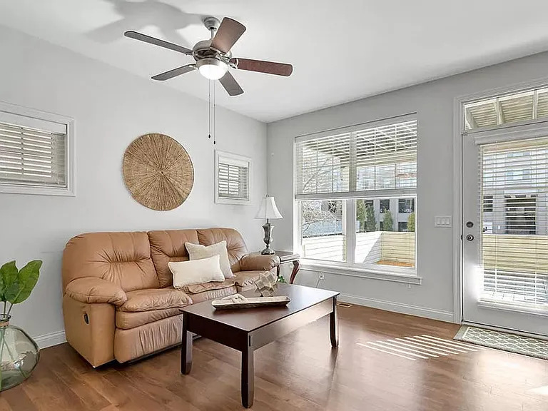 205 E Rochelle St — Photo 2