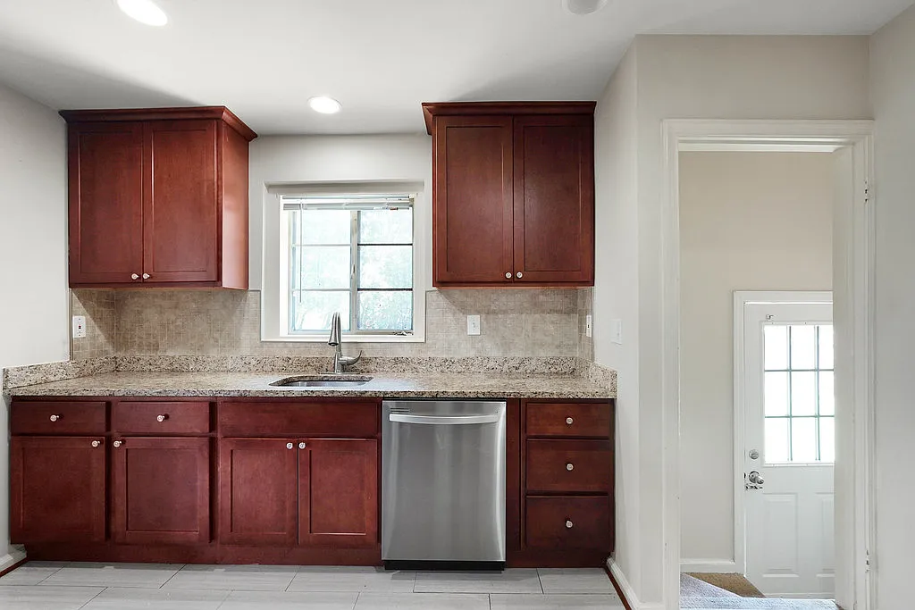 1 bed, 1800 sqft, $1,300 — Photo 2