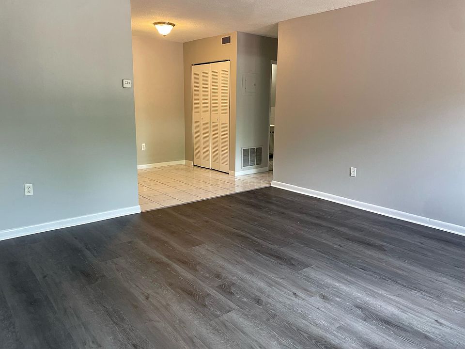 Living Room/Dining Area