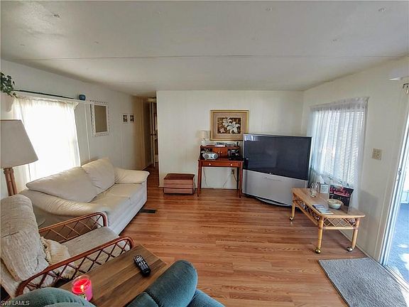 4th image of 271 Poinsettia Dr