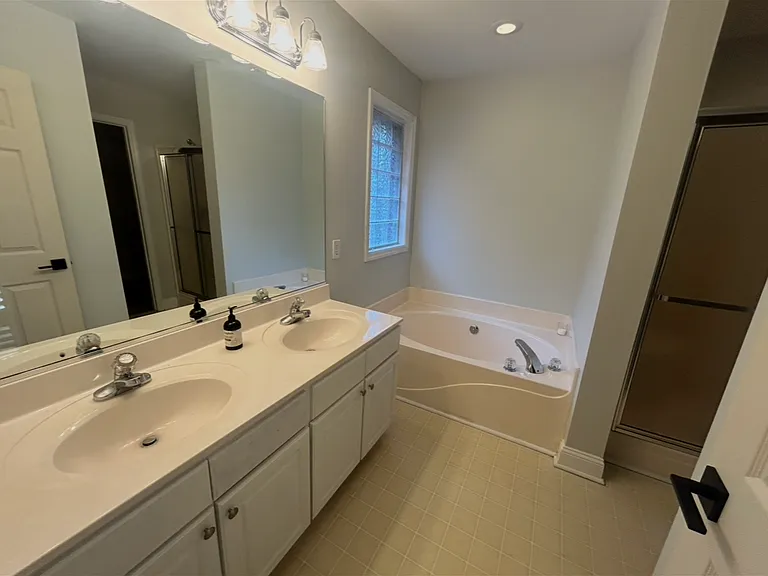 230 Kingswood Cir — Photo 4