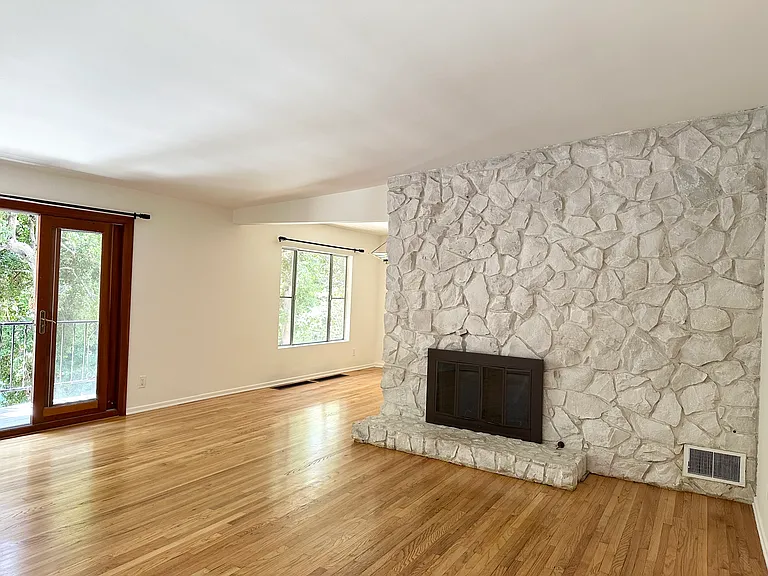 8640 Lookout Mountain Ave — Photo 8