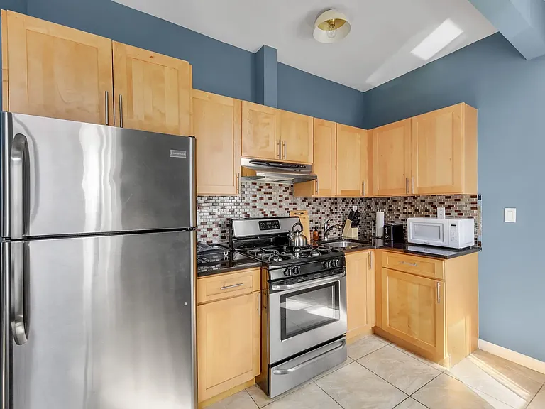 301 E 104th St #1 — Photo 4