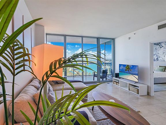 2nd image of 601 NE 36th St APT 1106