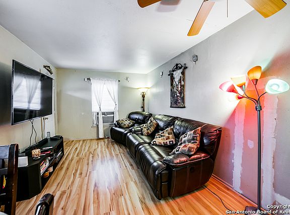 4th image of 470 E Vestal Pl