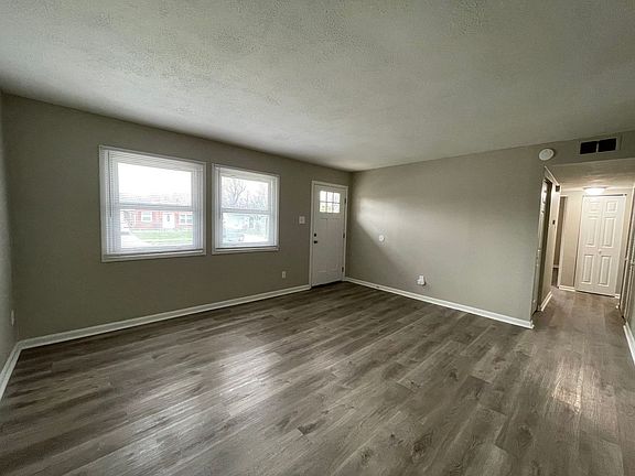 3rd image of 1703 Charleston Ct