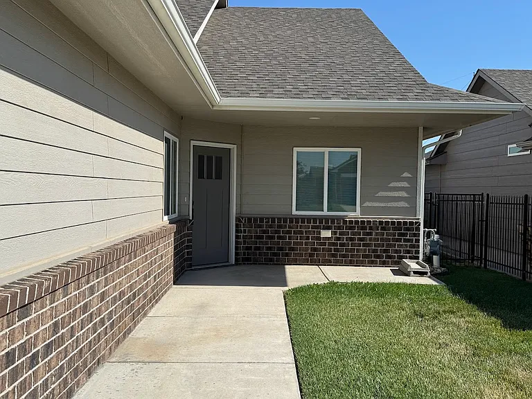 852 N Cloverleaf St #852 — Photo 3