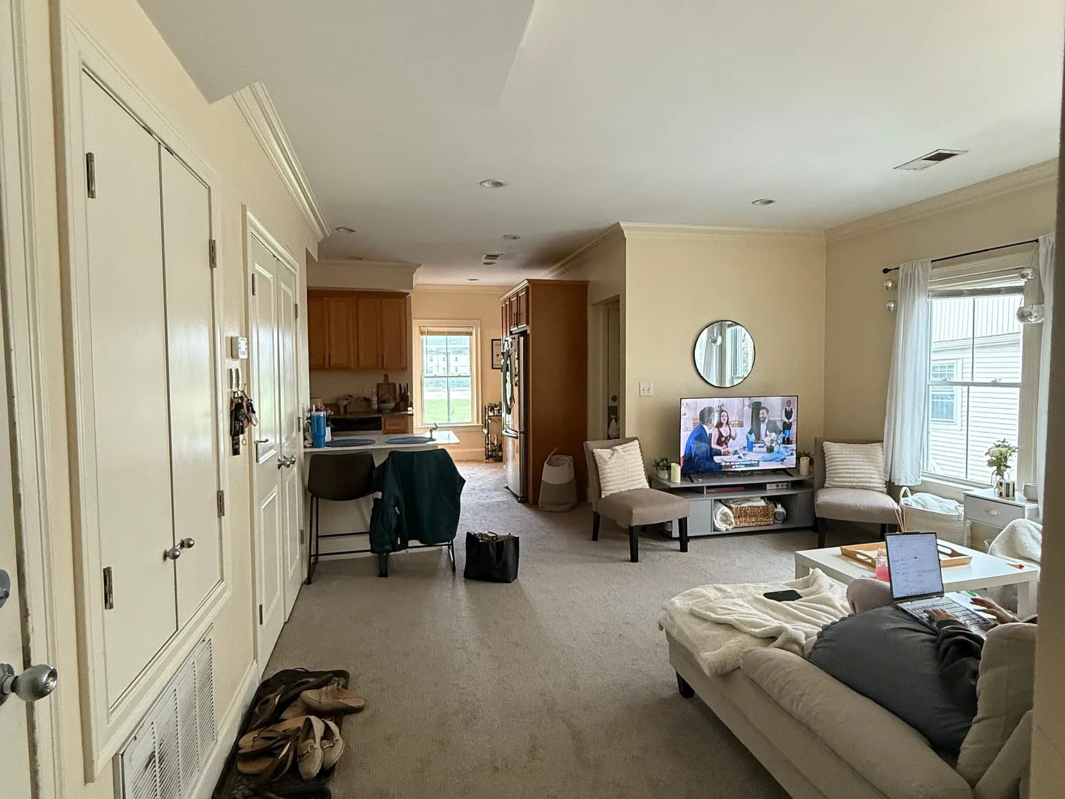 4 bed, 2.0 bath, 9999 sqft, $3,500 — Photo 4