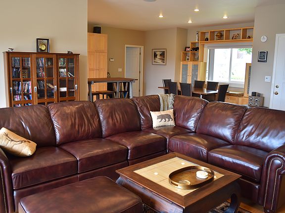 3rd image of 5223 Highland Dr SE