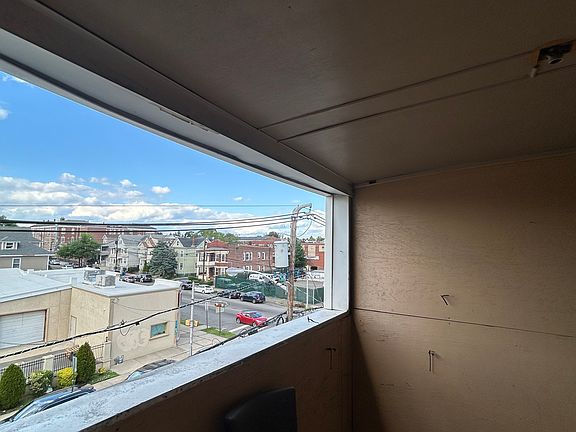 2nd image of 354 11th Ave #5
