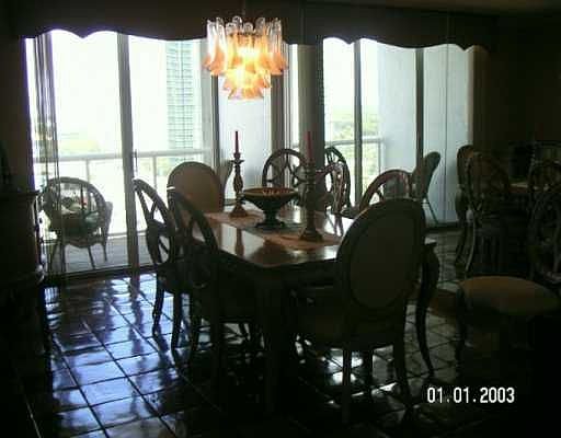 Dinding Room
