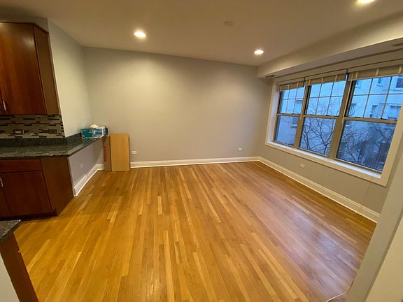 2nd image of 1450 W Thorndale Ave APT 2N