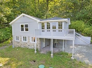 35 Lyons Rd, Oak Ridge, NJ 07438