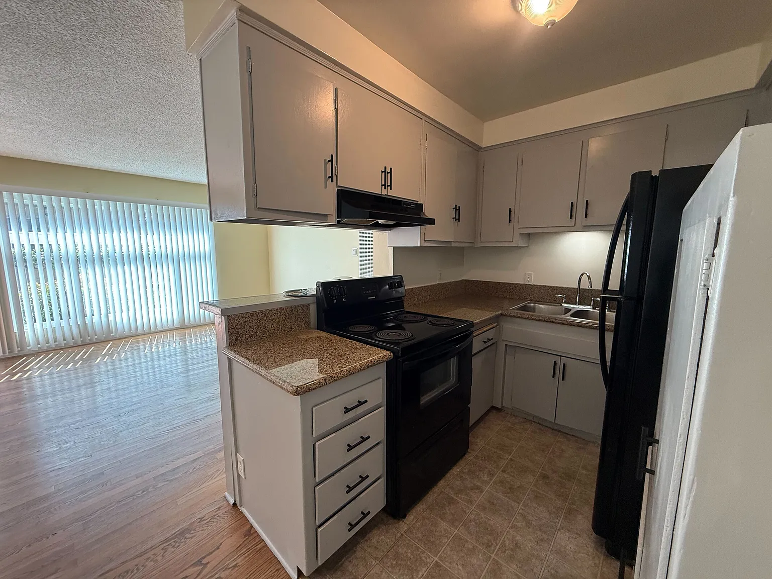 1215 Barry Ave — Photo 4