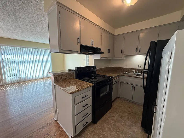 1215 Barry Ave — Photo 4