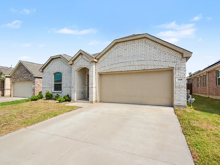 1118 Mahogany Ln — Photo 4