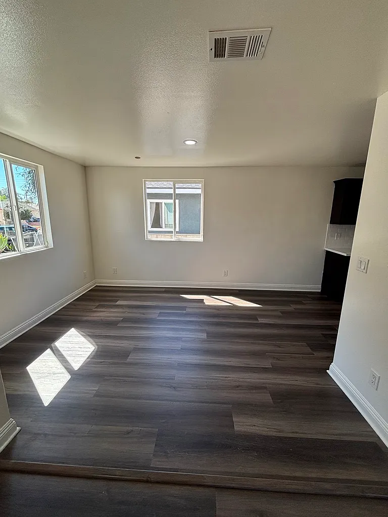 5 bed, 1753 sqft, $4,200 — Photo 2