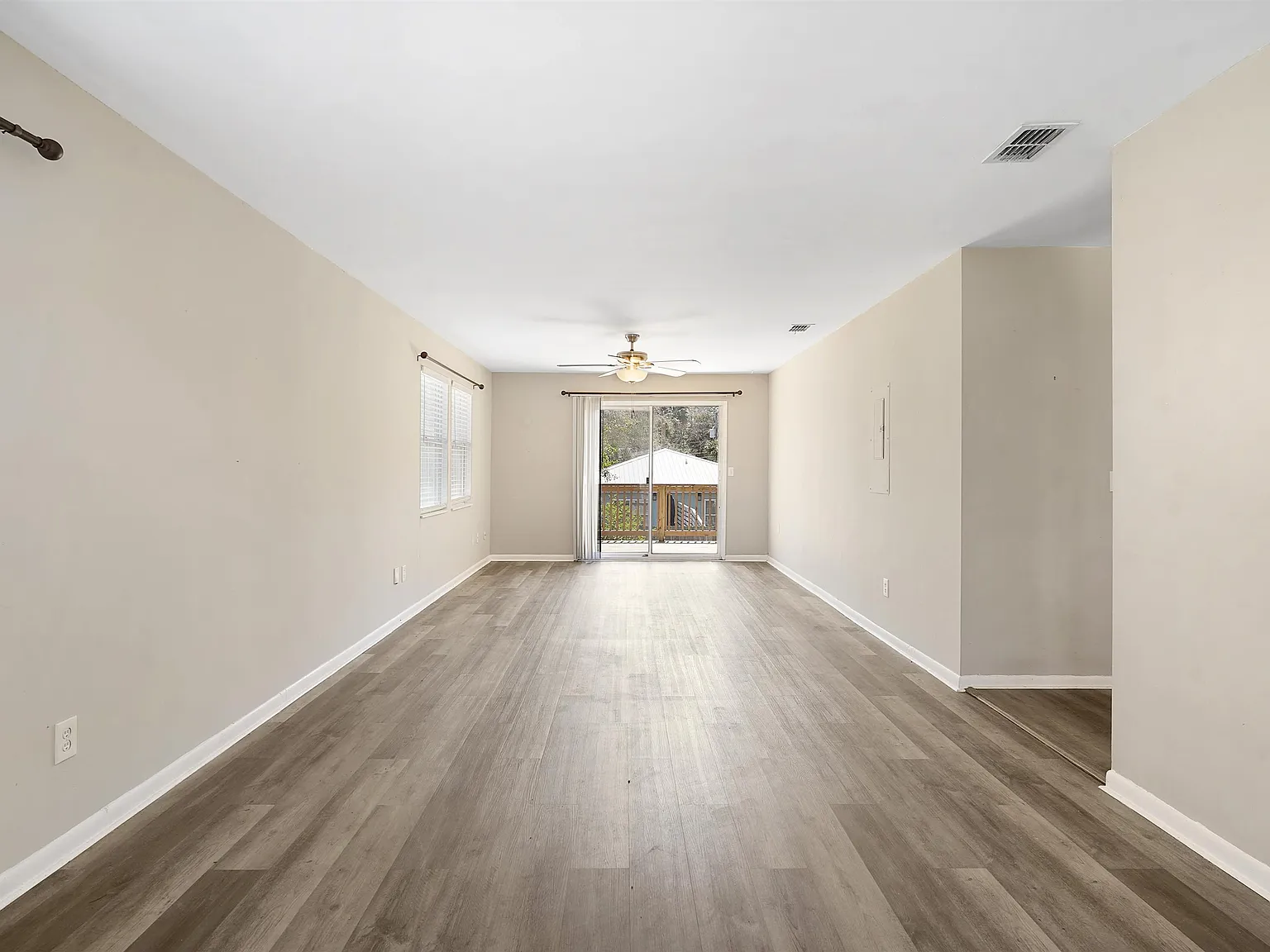 3 bed, 1024 sqft, $2,075 — Photo 2