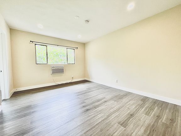 4th image of 925 S Holt Ave #8A