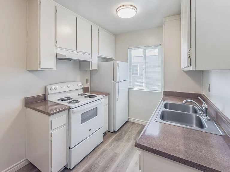 Large 2 bedroom Apartment in Clairemont — Photo 18