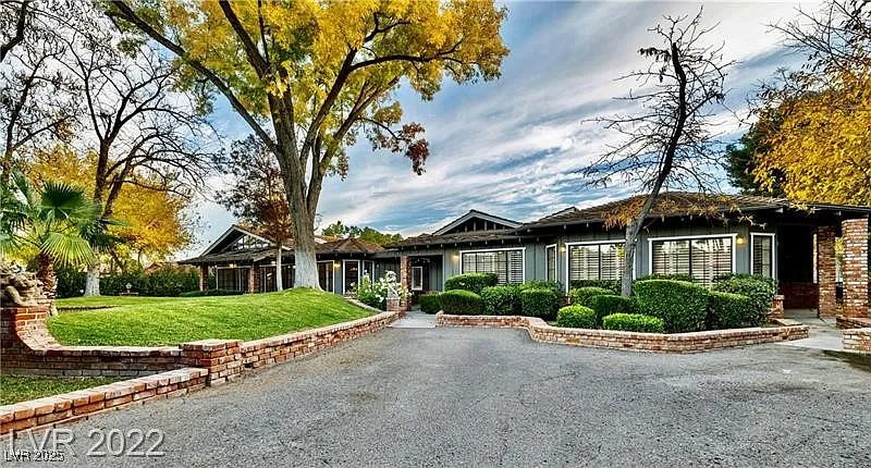 14 bed, 15.0 bath, 26739 sqft, $100,000 — Photo 2