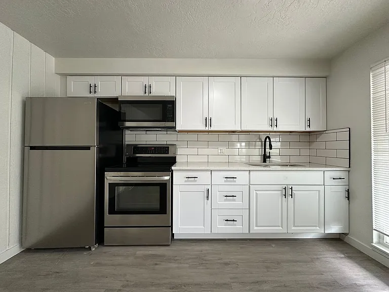 951 N Redwood Rd — Photo 4