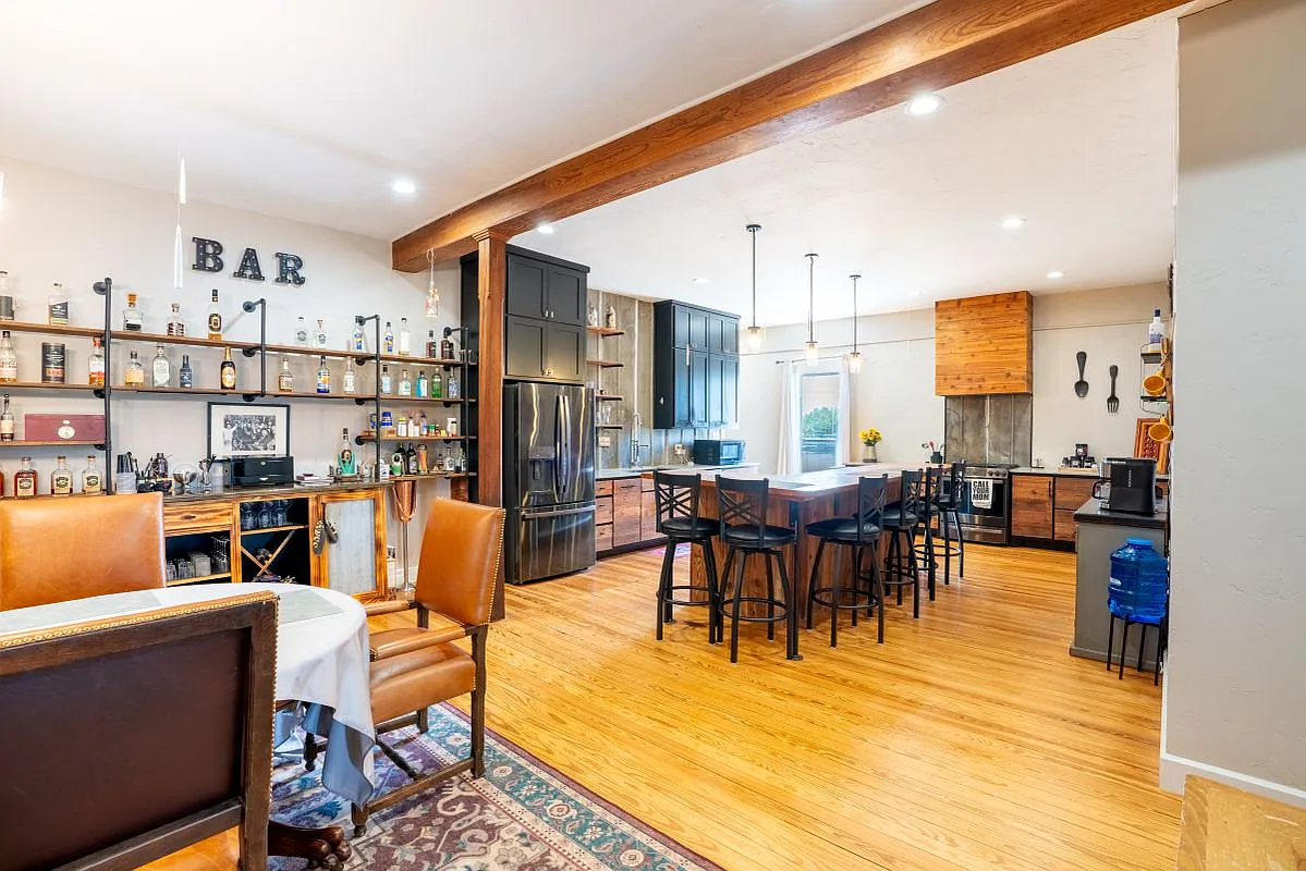 4 bed, 2.5 bath, 3200 sqft, $2,700 — Photo 4