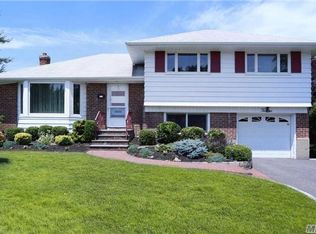 12 Parkway Dr, Syosset, NY 11791