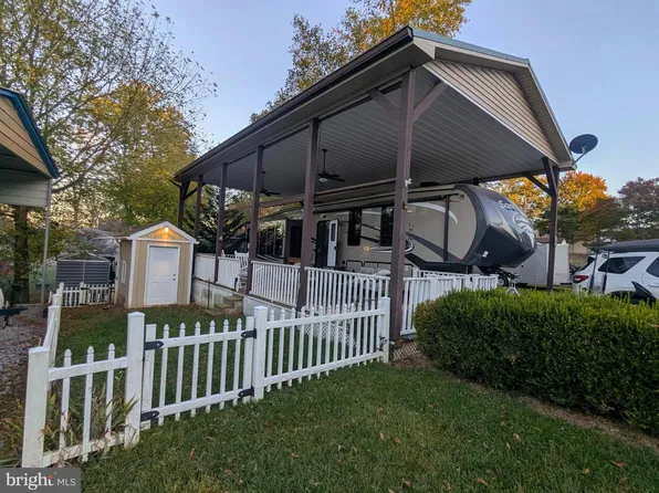 5 Bear Bottom Rd, Falling Waters, WV 25419