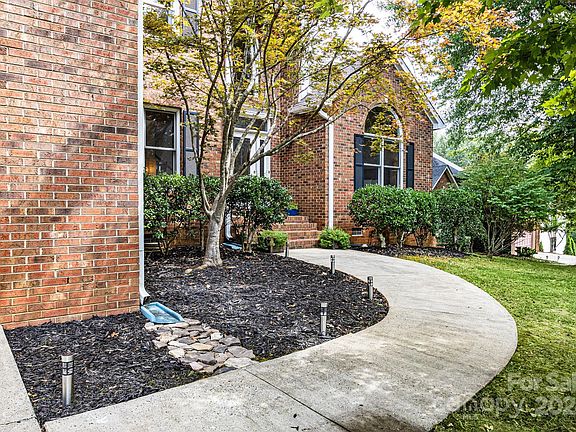 3rd image of 520 River Oaks Ln