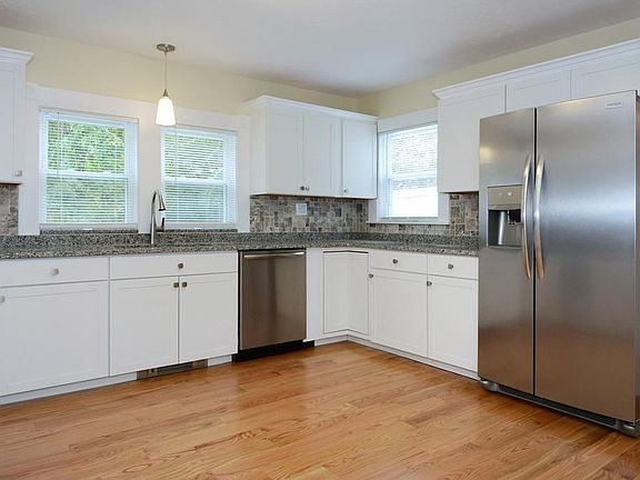 4th image of 386 Lake St