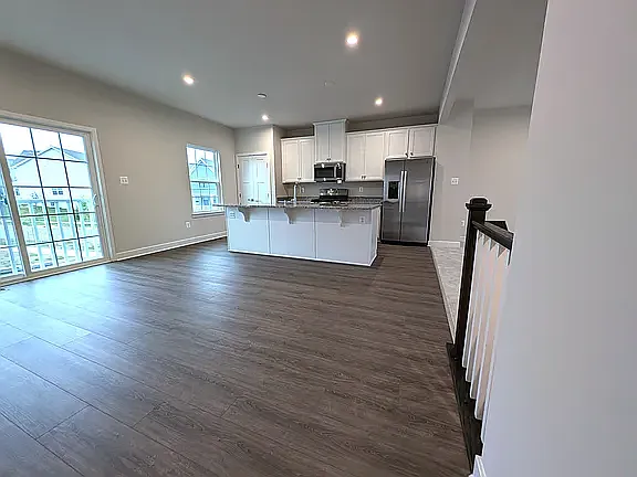723 Kalmar Ln — Photo 3