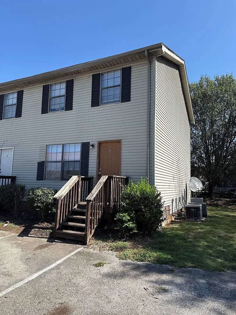 **2050 Clover Court** — Photo 2