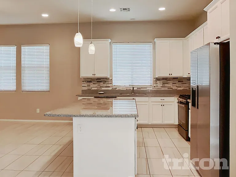 14989 W Wilshire Dr — Photo 5