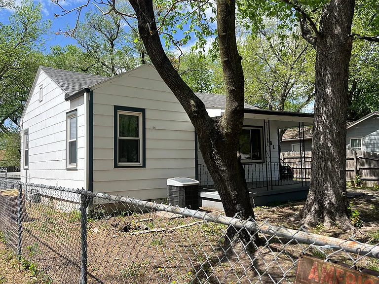 141 S Custer Ave — Photo 25