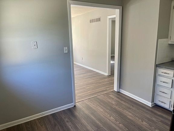 5th image of 206 S Sugar Creek Blvd