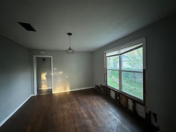 3rd image of 721 Roberts St