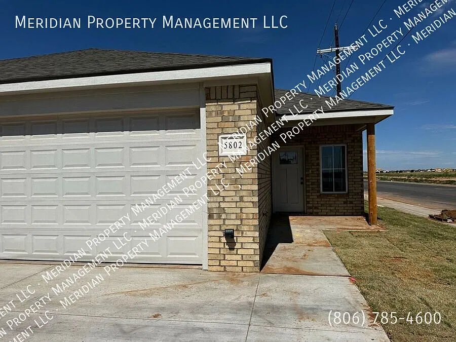 Fabulous newer construction 3/2/2 home Southwest Lubbock-Frenship ISD — Photo 1