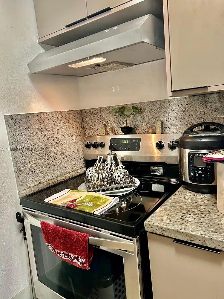 Point Bay North Condo — Photo 4